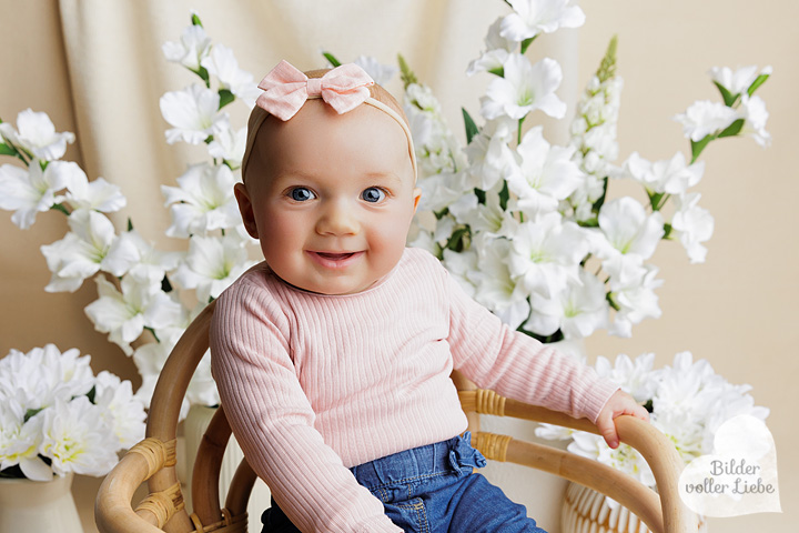 Weiße Blüten Fotoshooting für Babys