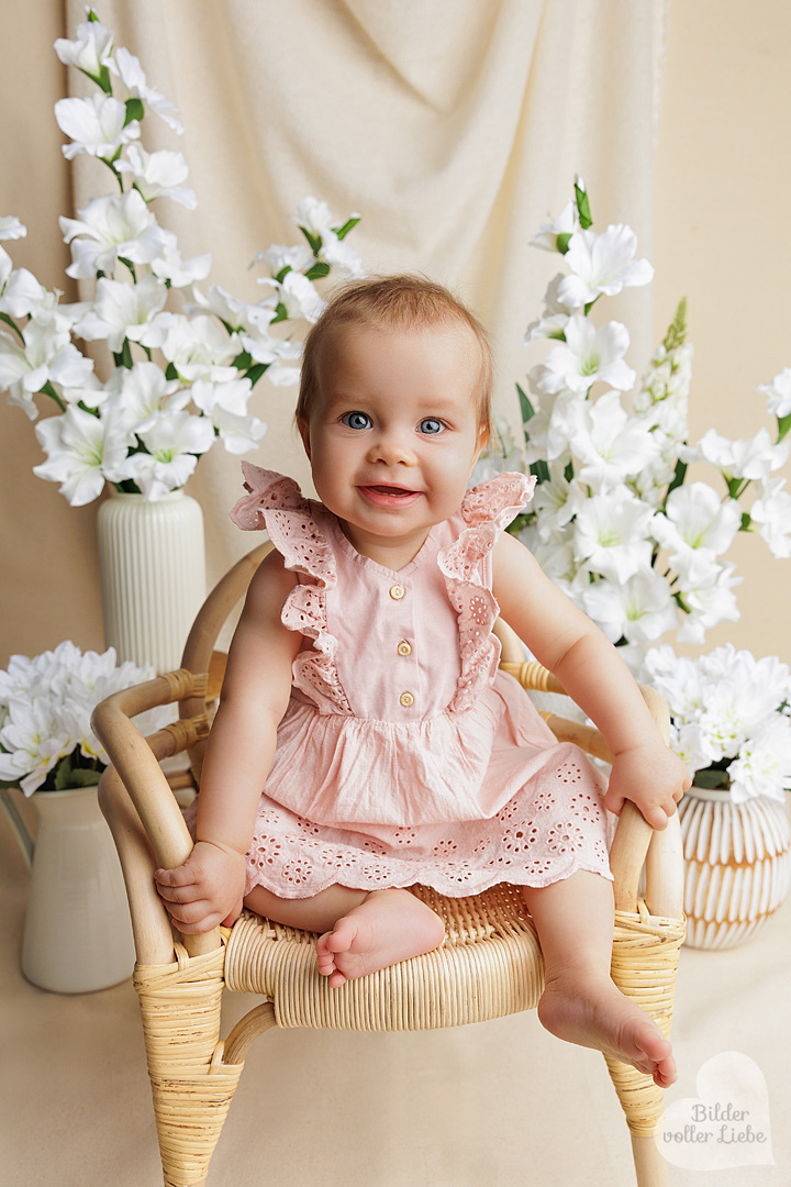 Baby vor Blumen Hintergrund im Fotostudio Berlin