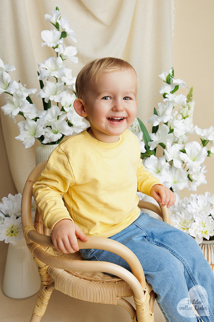 Fotoshooting mit frühlingshaften Requisiten für Babys und Kinder