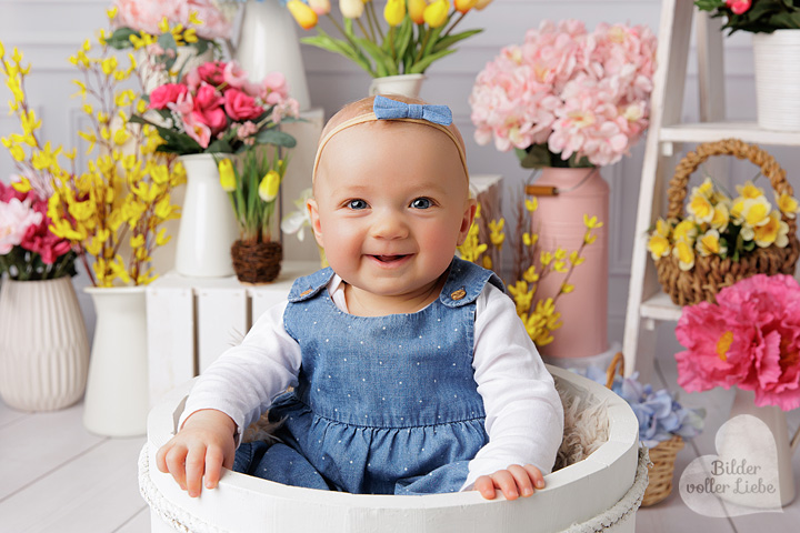 Frühlingsfotoshooting für Babys und Kinder mit bunten Blumen im Berliner Fotostudio