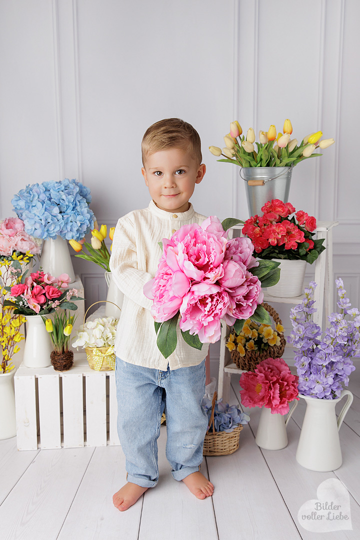 Frühlingsaktion mit bunten Blumen für Kinderfotoshootings in Berlin