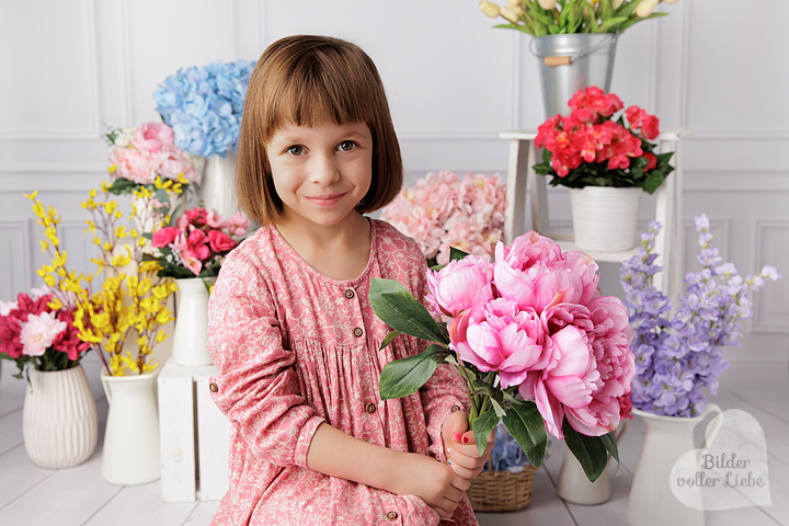 Bunte Blumen und Requisiten bei Kinder Fotoshooting in Berlin