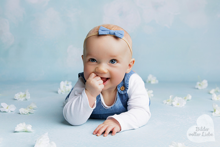 Babys in Kirschblüten Fotoshooting Berlin